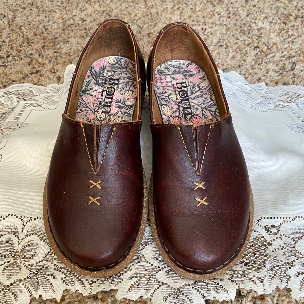 Womens Born slip on leather loafers, Sz. 7 VGC!! Little wear!